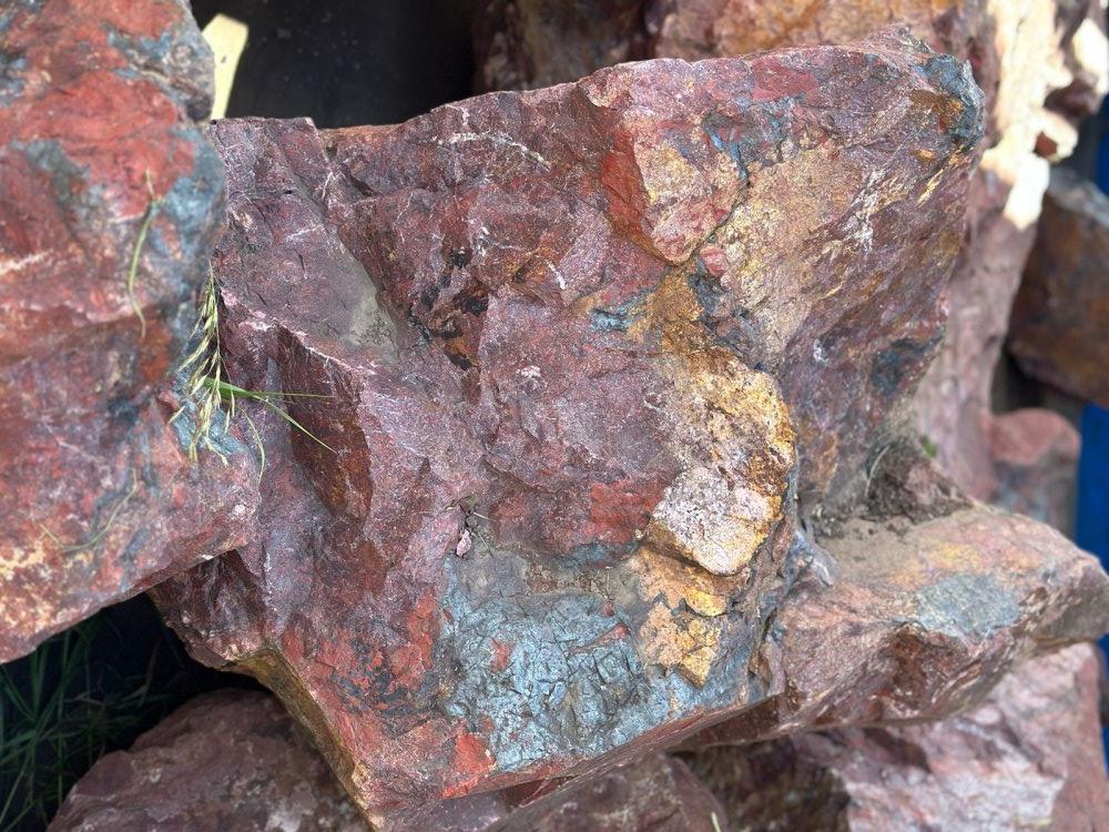 Камни для ландшафтного дизайна красно-фиолетовые 10-60 килограмм купить в Пласте