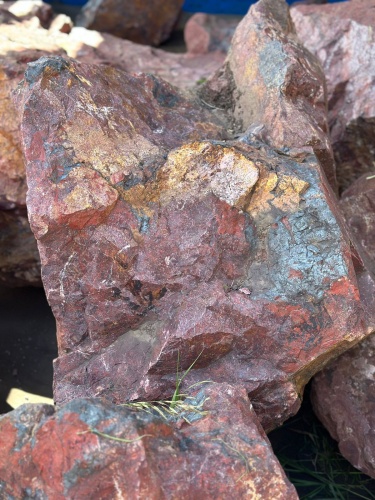 Камни для ландшафтного дизайна красно-фиолетовые 10-60 килограмм купить в Пласте