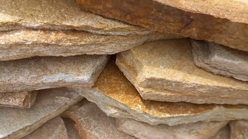 Плитняк златолит жёлтый золотистый для отмостки купить в Пласте