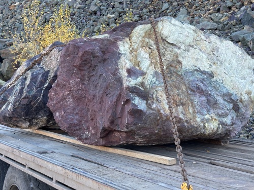Огромные красно-фиолетовые валуны для ландшафтного дизайна весом более 5 тонн купить в Пласте