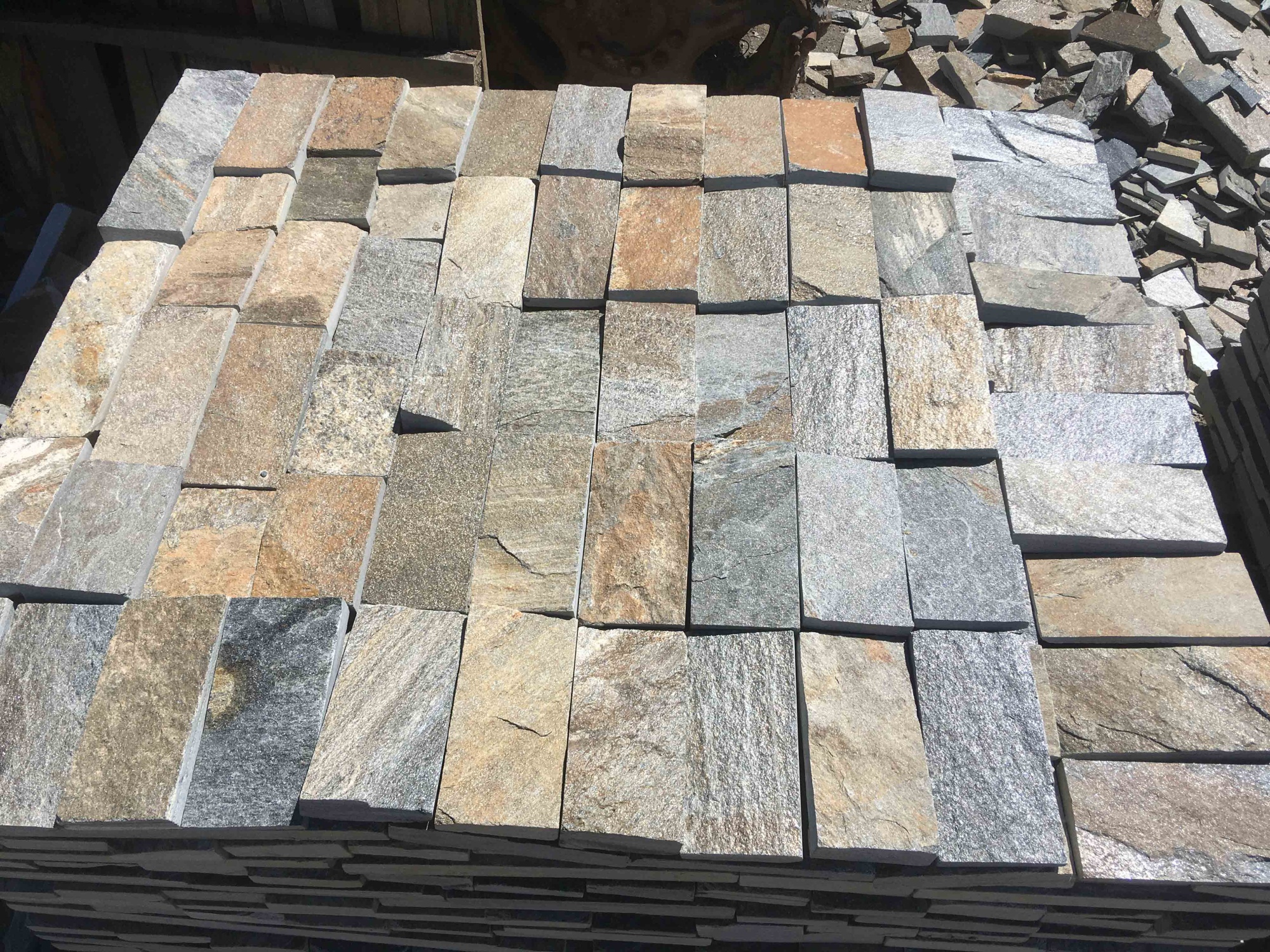 Плитка пилёная златолит Уральский для цоколя, отмостки купить в Пласте