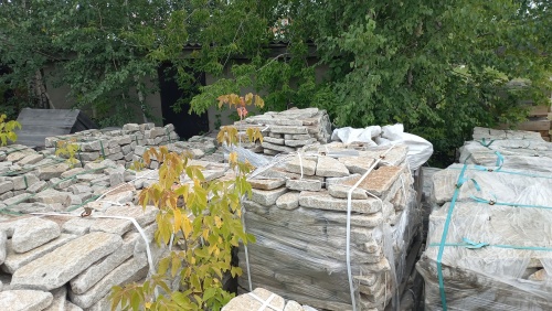 Плитняк галтованный гранитный для ландшафтного дизайна купить в Пласте