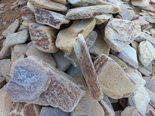 Златолит жёлтый, жёлто-зелёный глыбки и валуны для ланшафтного дизайна купить в Пласте