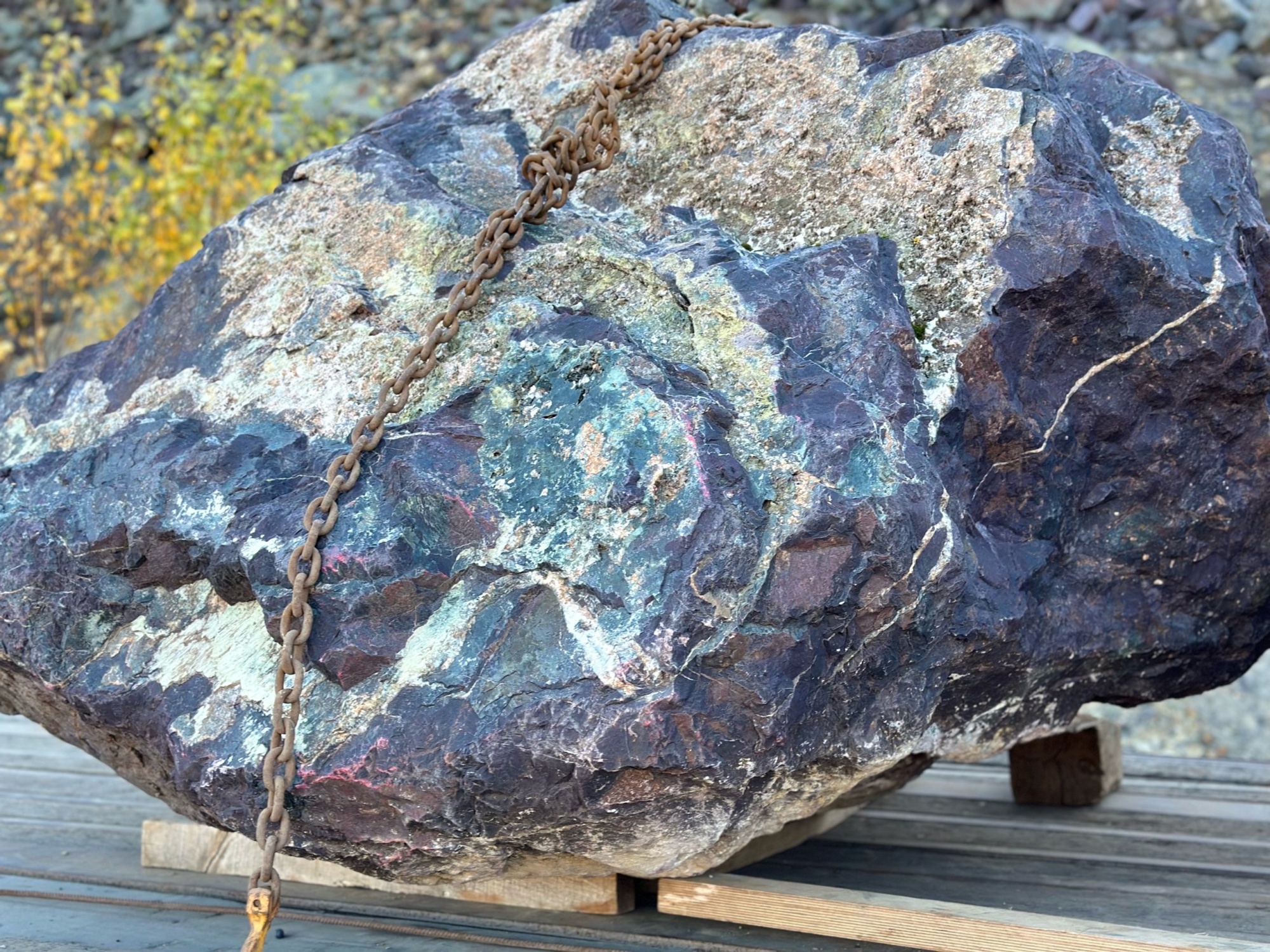 Огромные красно-фиолетовые валуны для ландшафтного дизайна весом более 5 тонн купить в Пласте