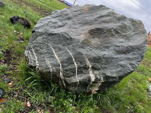 Гигантские зелёные валуны для ландшафтного дизайна весом более 5 тонн купить в Пласте