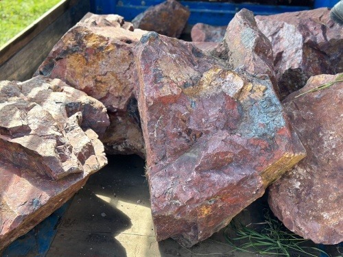 Ландшафтные глыбы красно-фиолетовые 200-1000 килограмм купить в Пласте