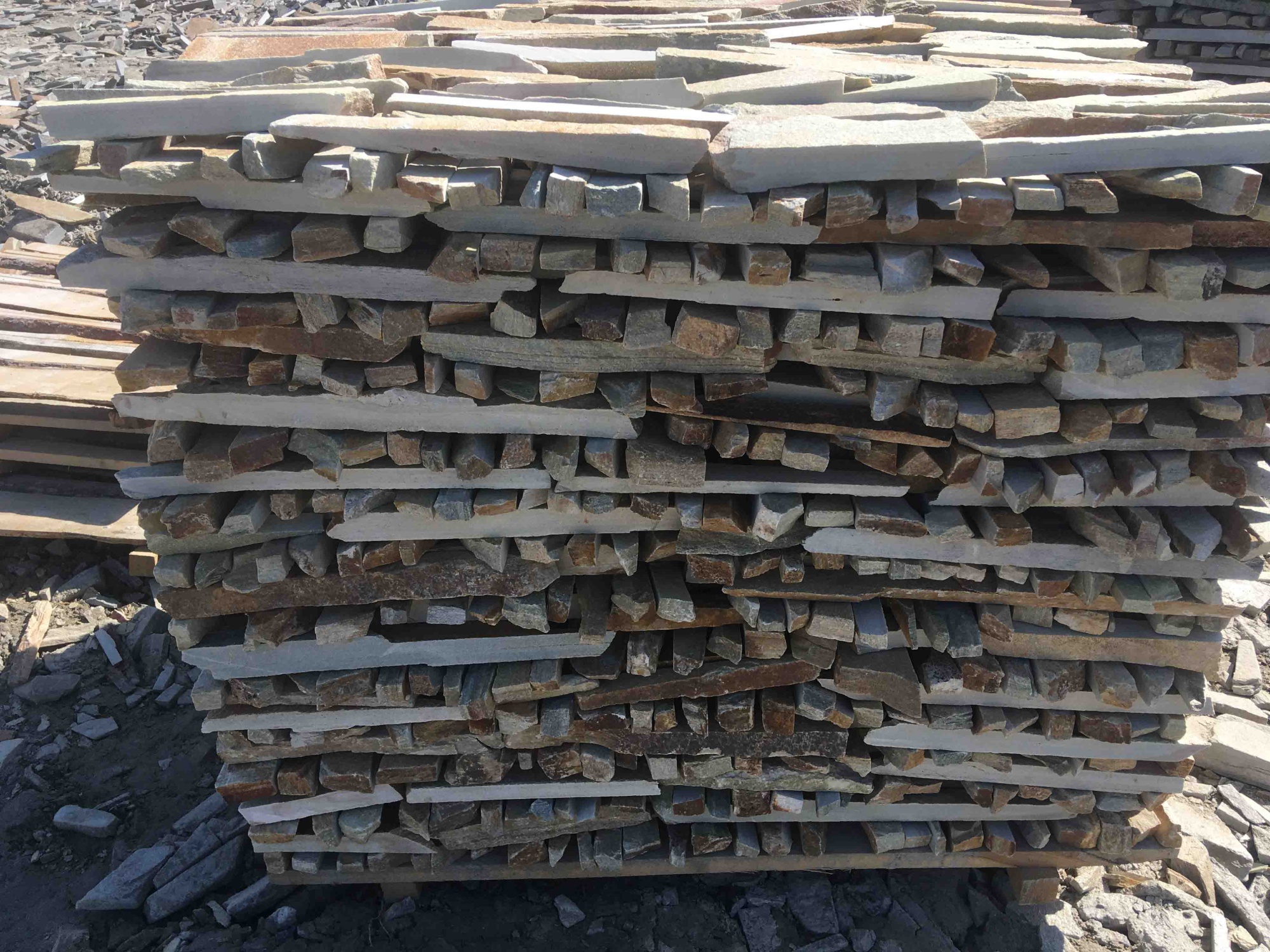 Горбушка златолит золотистый для облицовки купить в Пласте