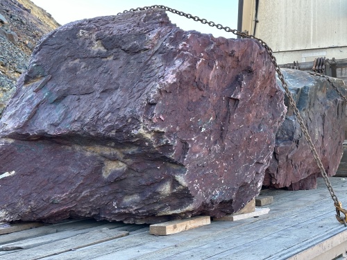Огромные красно-фиолетовые валуны для ландшафтного дизайна весом более 5 тонн купить в Пласте