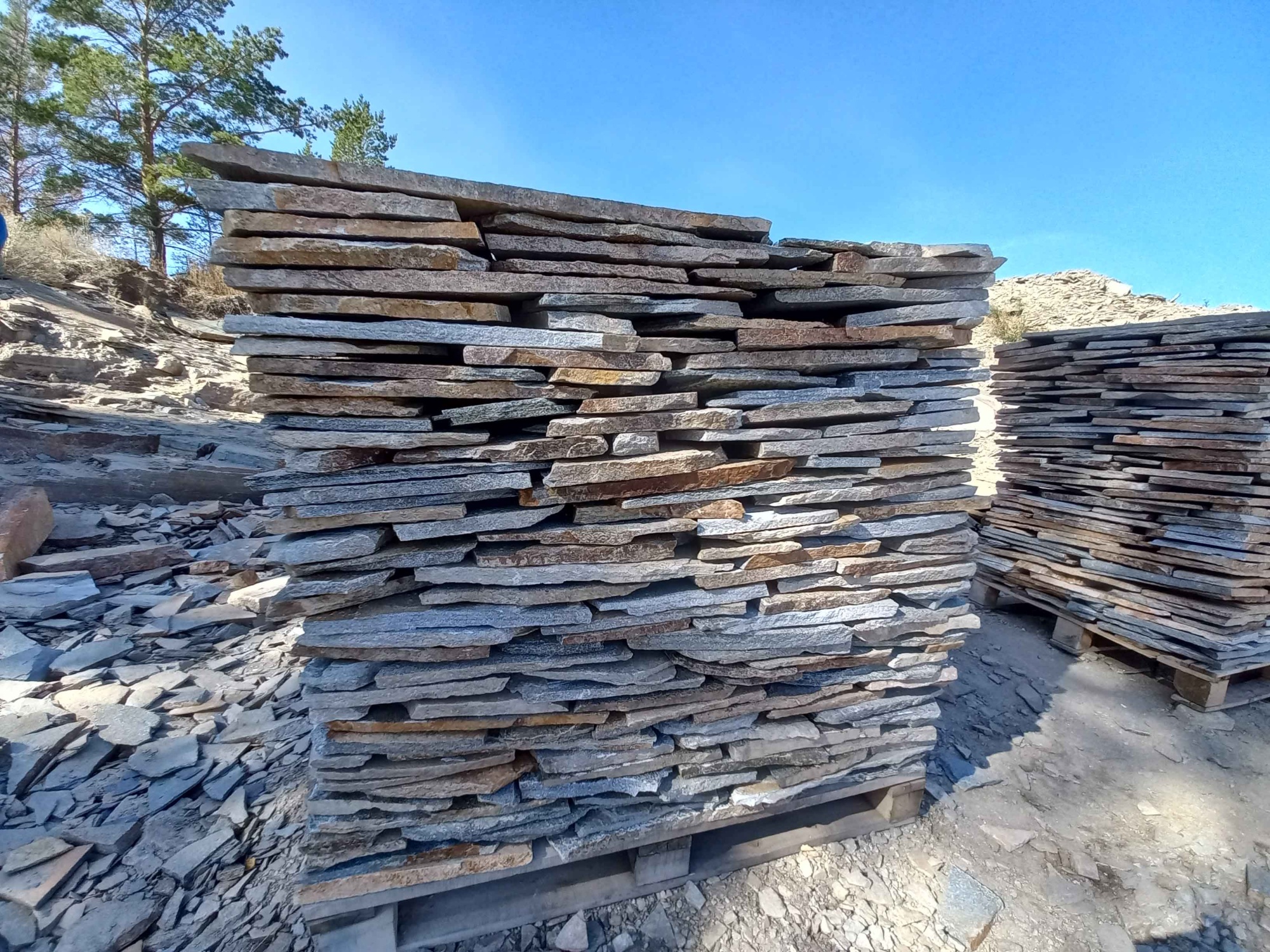 Плитняк златолит серебристый для фасада купить в Пласте