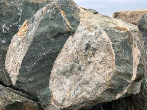 Гигантские зелёные валуны для ландшафтного дизайна весом более 5 тонн купить в Пласте