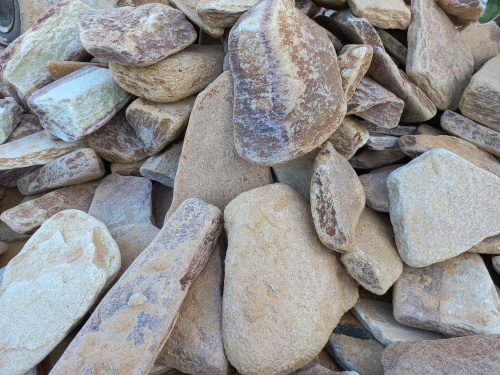 Златолит жёлтый, жёлто-зелёный глыбки и валуны для ланшафтного дизайна купить в Пласте