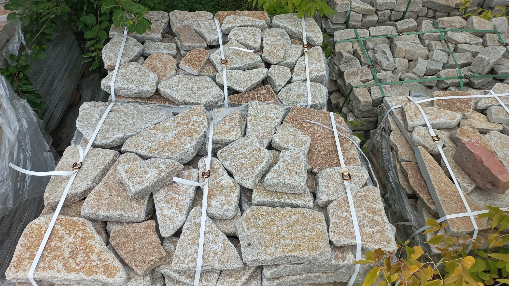 Гранитный плитняк галтованный для мощения купить в Пласте