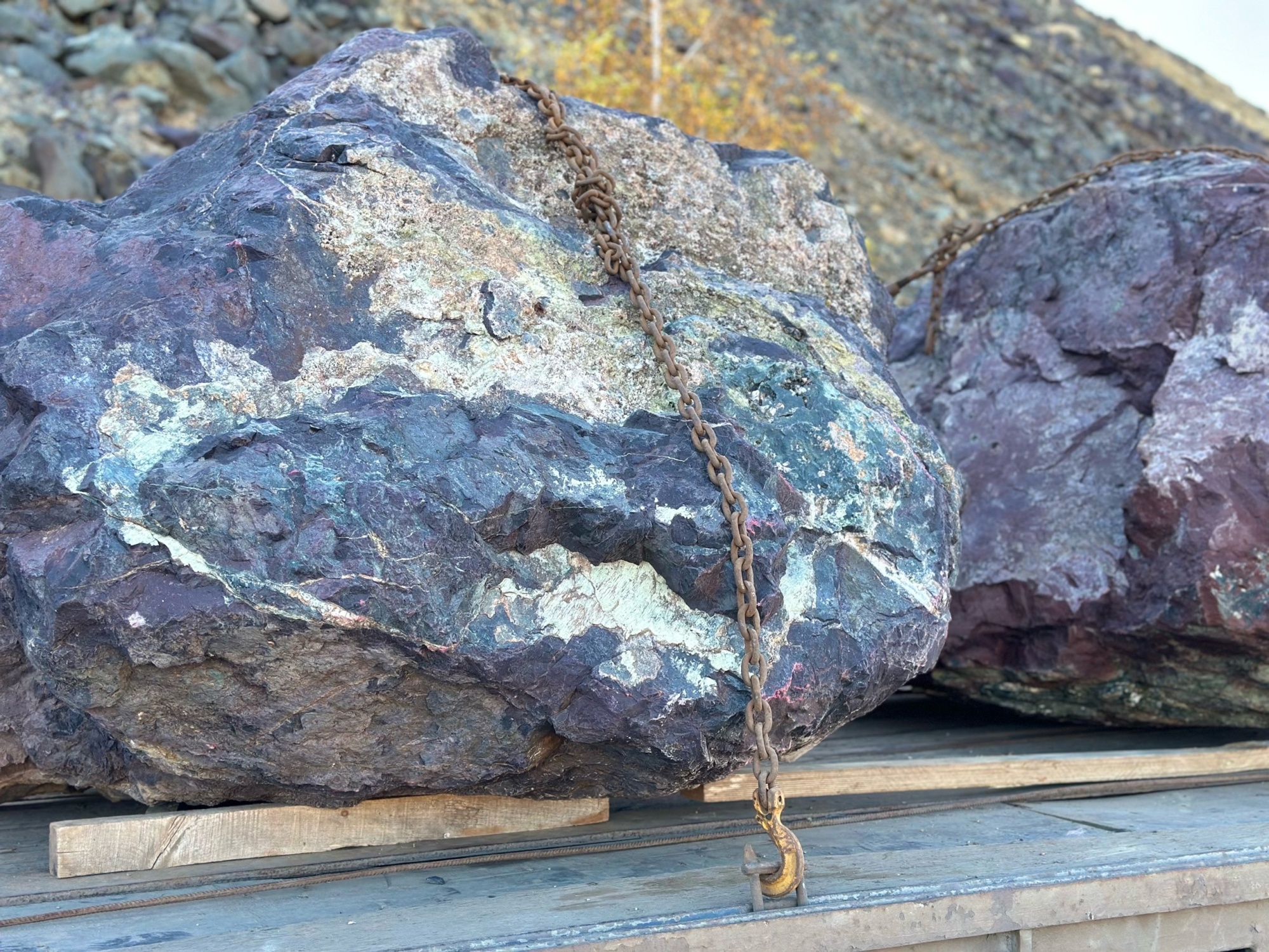 Огромные красно-фиолетовые валуны для ландшафтного дизайна весом более 5 тонн купить в Пласте