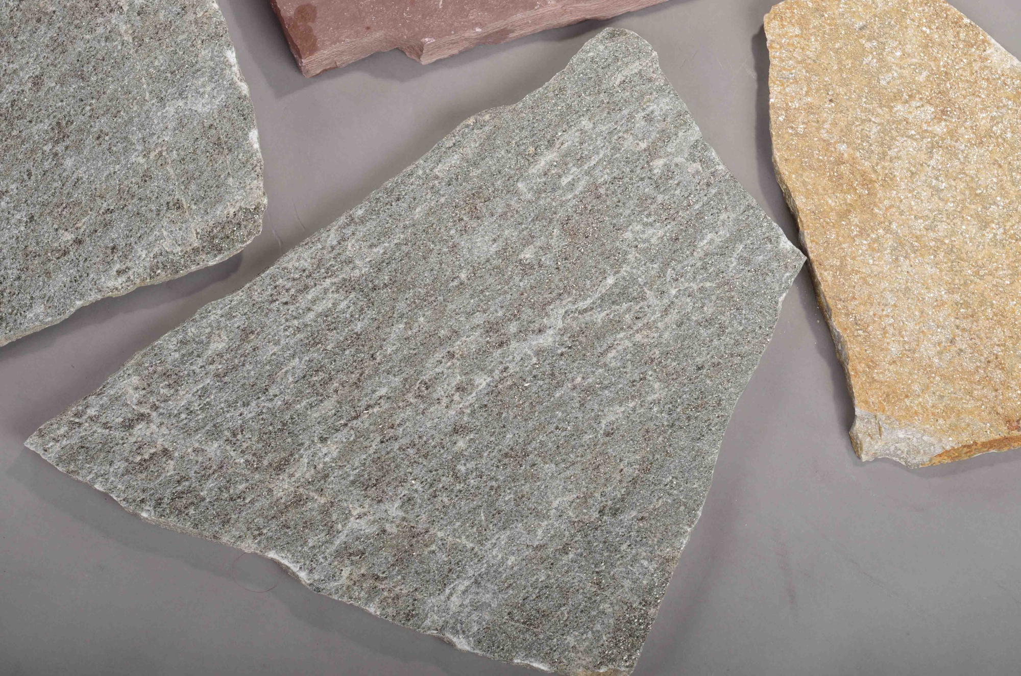 Плитняк златолит Уральский для цоколя, отмостки купить в Пласте