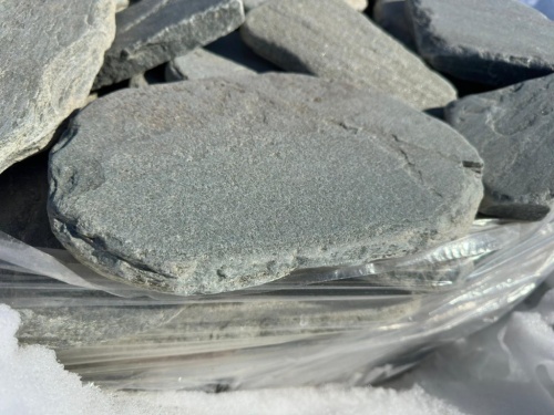 Плитняк златолит зелёный галтованный для мощения на бетон купить в Пласте