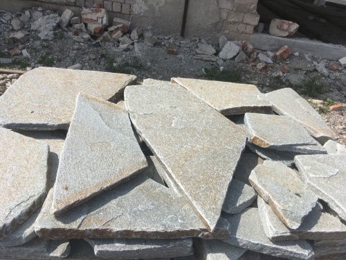 Златолит серебристый галтованный для лестниц купить в Пласте